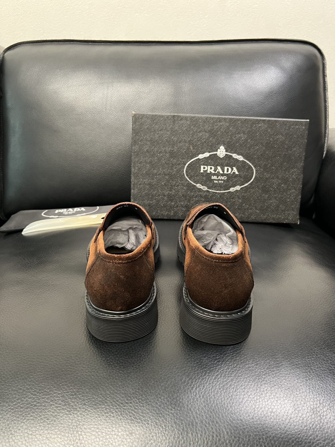 PRADA 高品质 顶级工艺品 普拉达 专柜同步 原厂配置，意大利进口原版牛皮面料，透气舒适进口水染牛里