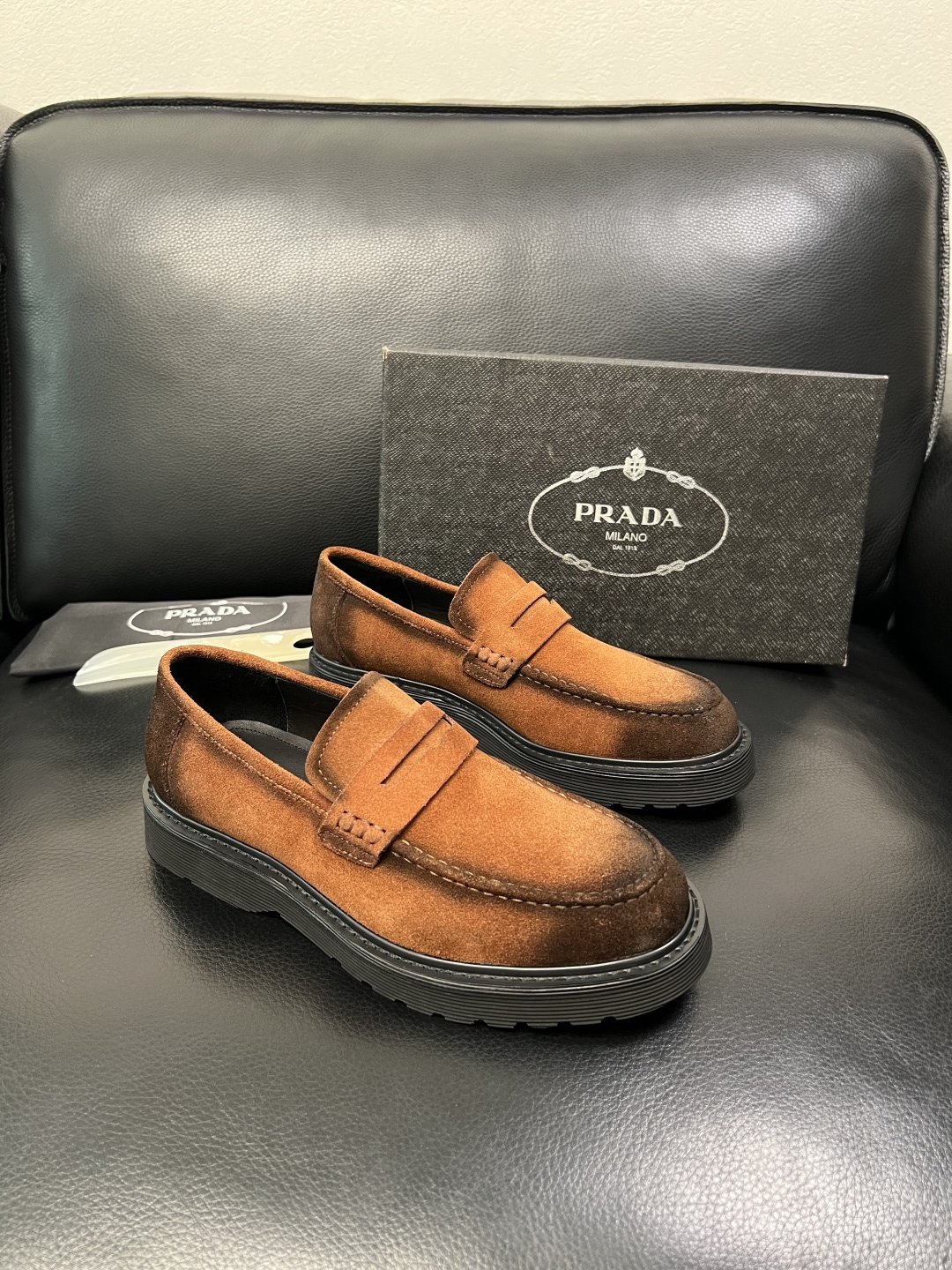 PRADA 高品质 顶级工艺品 普拉达 专柜同步 原厂配置，意大利进口原版牛皮面料，透气舒适进口水染牛里