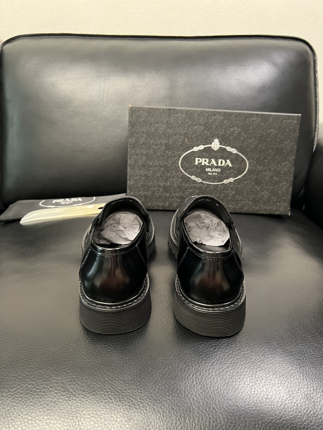 PRADA 高品质 顶级工艺品 普拉达 专柜同步 原厂配置，意大利进口原版牛皮面料，透气舒适进口水染牛里