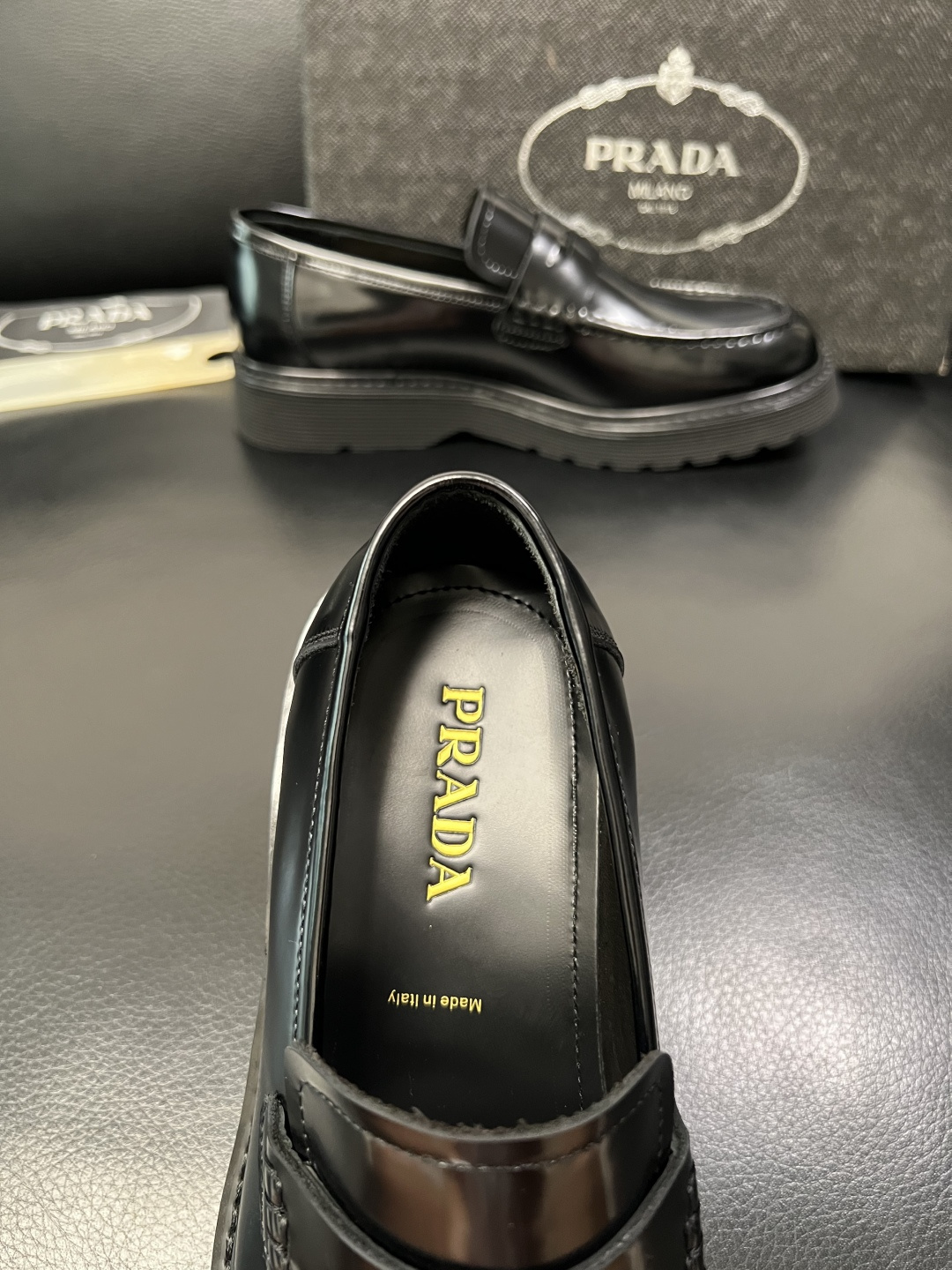 PRADA 高品质 顶级工艺品 普拉达 专柜同步 原厂配置，意大利进口原版牛皮面料，透气舒适进口水染牛里