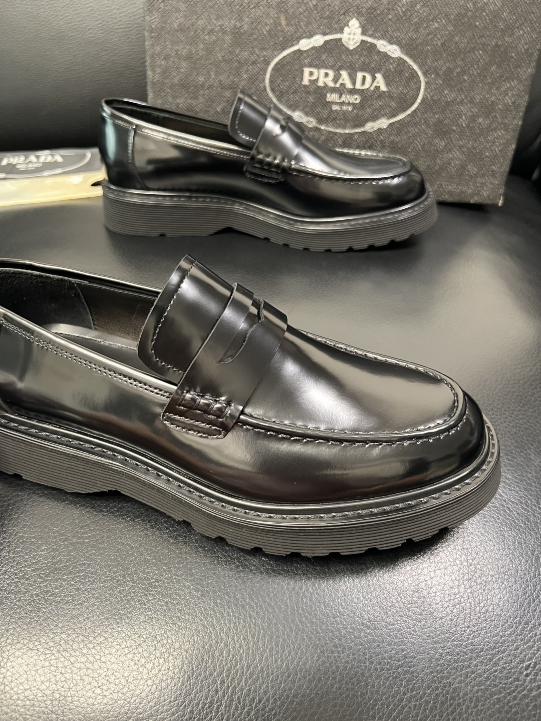 PRADA 高品质 顶级工艺品 普拉达 专柜同步 原厂配置，意大利进口原版牛皮面料，透气舒适进口水染牛里