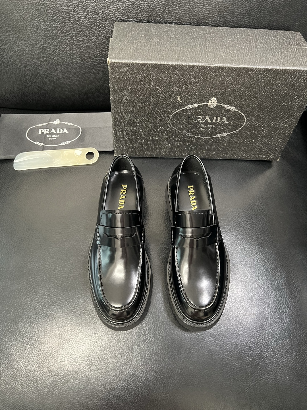 PRADA 高品质 顶级工艺品 普拉达 专柜同步 原厂配置，意大利进口原版牛皮面料，透气舒适进口水染牛里