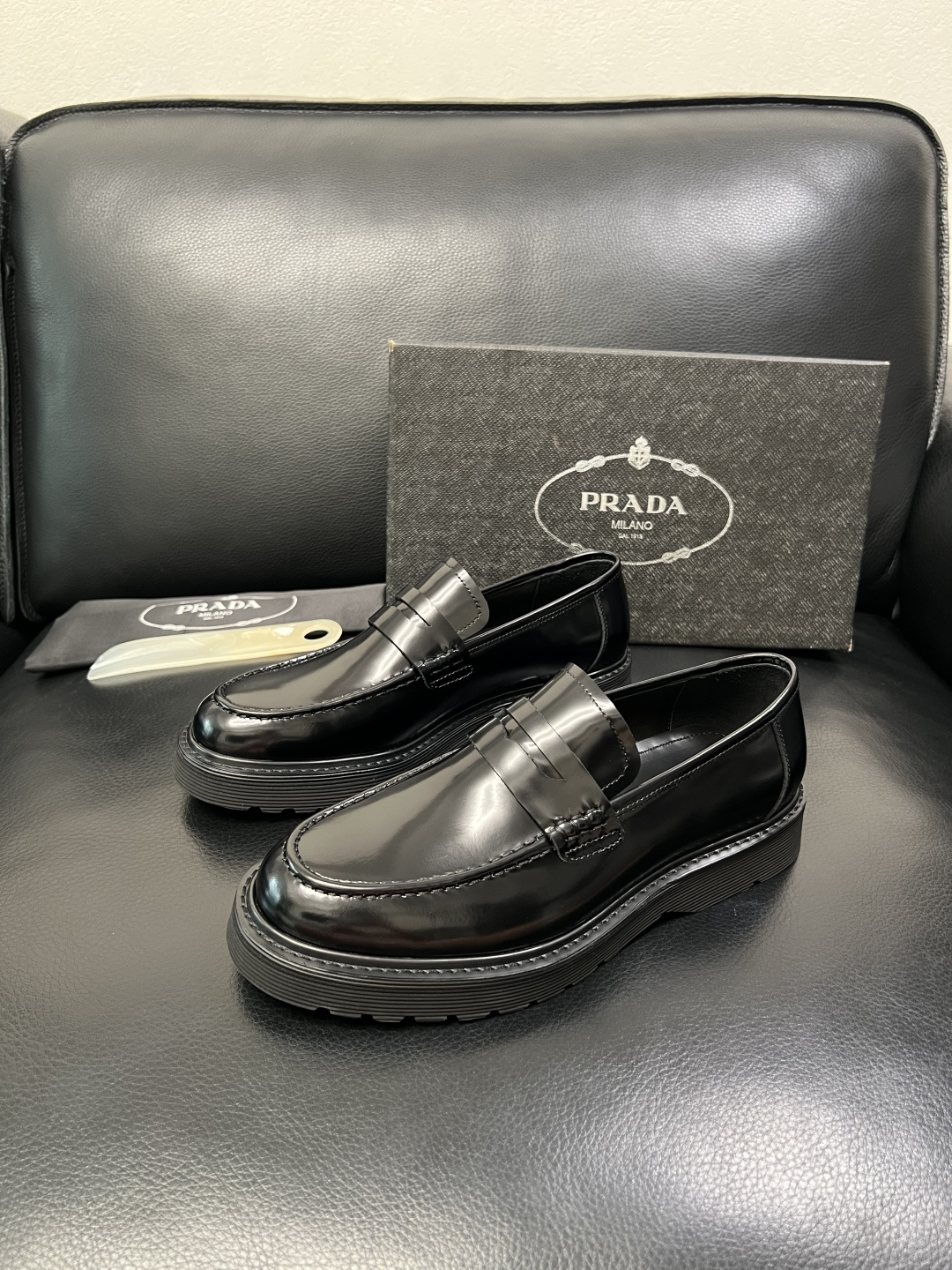 PRADA 高品质 顶级工艺品 普拉达 专柜同步 原厂配置，意大利进口原版牛皮面料，透气舒适进口水染牛里