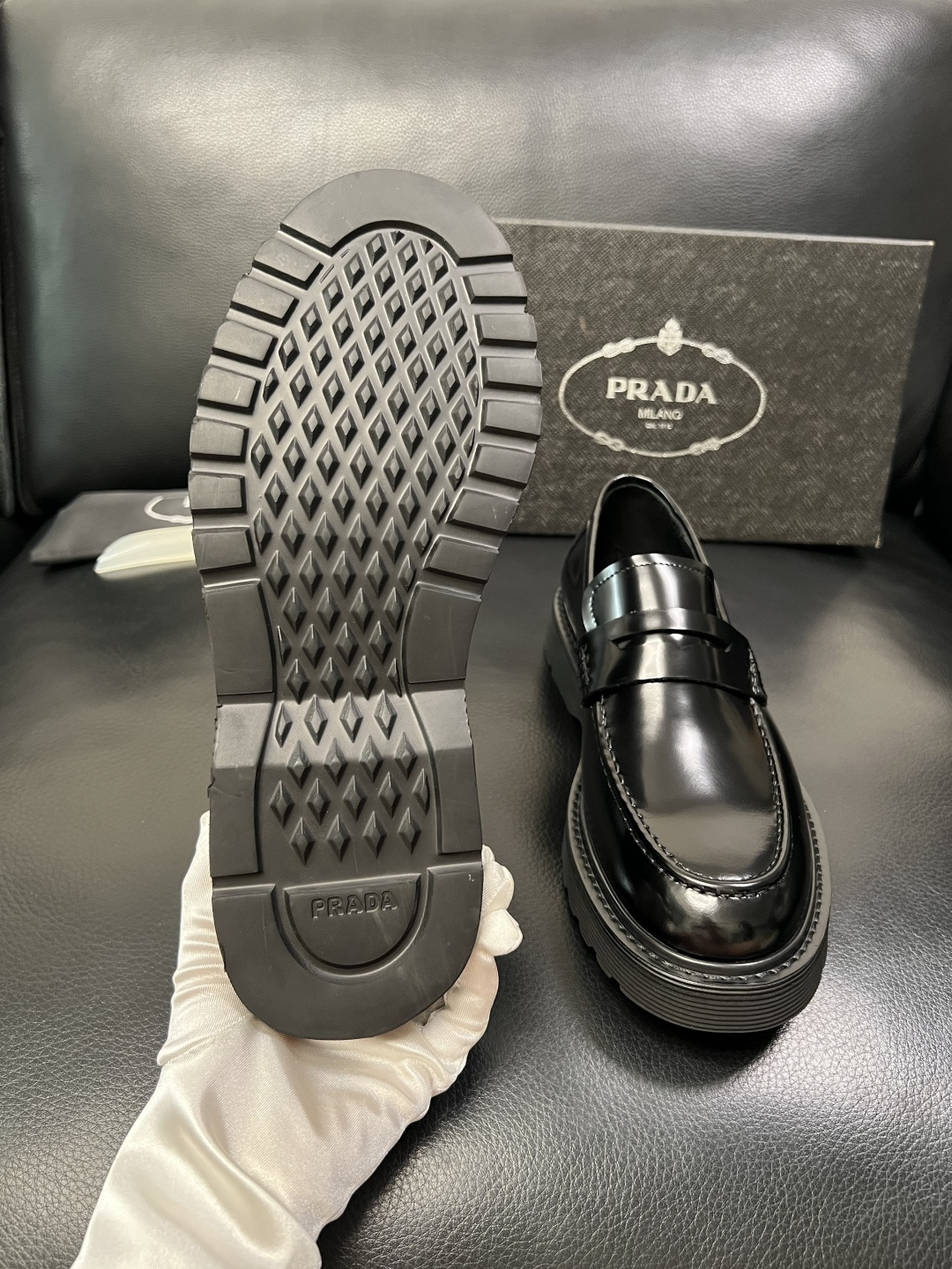 PRADA 高品质 顶级工艺品 普拉达 专柜同步 原厂配置，意大利进口原版牛皮面料，透气舒适进口水染牛里