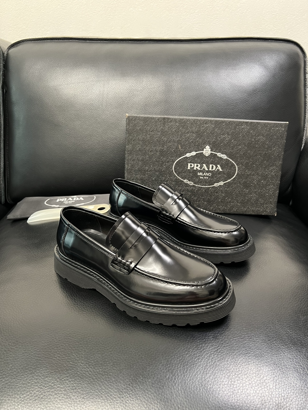 NO:780283,PRADA High-quality top crafts Prada counters synchronized with original factory configuration, original cowhide fabric imported from Italy, breathable and comfortable imported water-dyed cowhide pads, original soles specially provided by the original factory and super comfortable, original factory order code number 39-44 (order 45), prada, prada, cowhide19860909PRADA 高品质 顶级工艺品 普拉达 专柜同步 原厂配置,意大利进口原版牛皮面料,透气舒适进口水染牛里垫,鞋底原厂特供原版底超级舒适,原厂跟单货码数 39-44（订 45）,,prada,prada,cowhide,Men's shoes