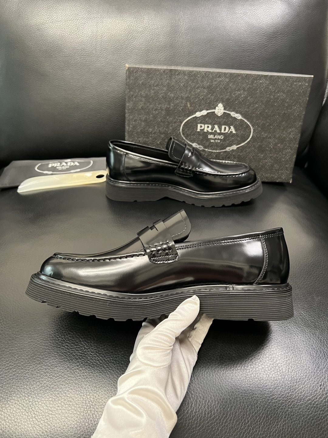 PRADA 高品质 顶级工艺品 普拉达 专柜同步 原厂配置，意大利进口原版牛皮面料，透气舒适进口水染牛里