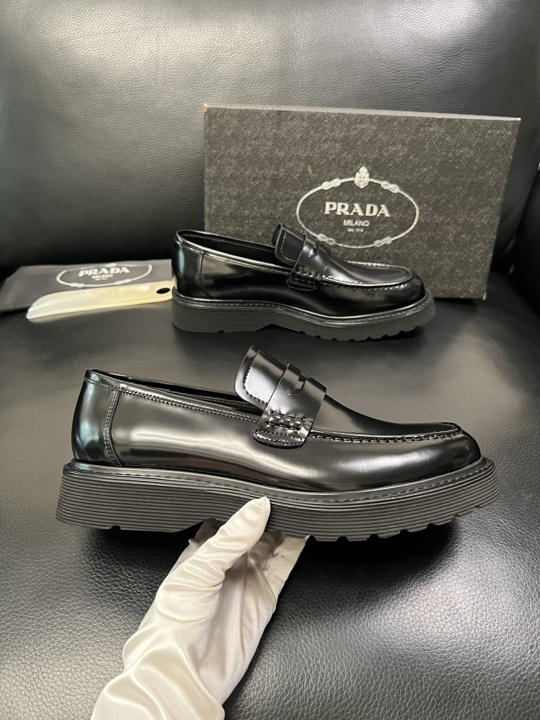 PRADA 高品质 顶级工艺品 普拉达 专柜同步 原厂配置，意大利进口原版牛皮面料，透气舒适进口水染牛里