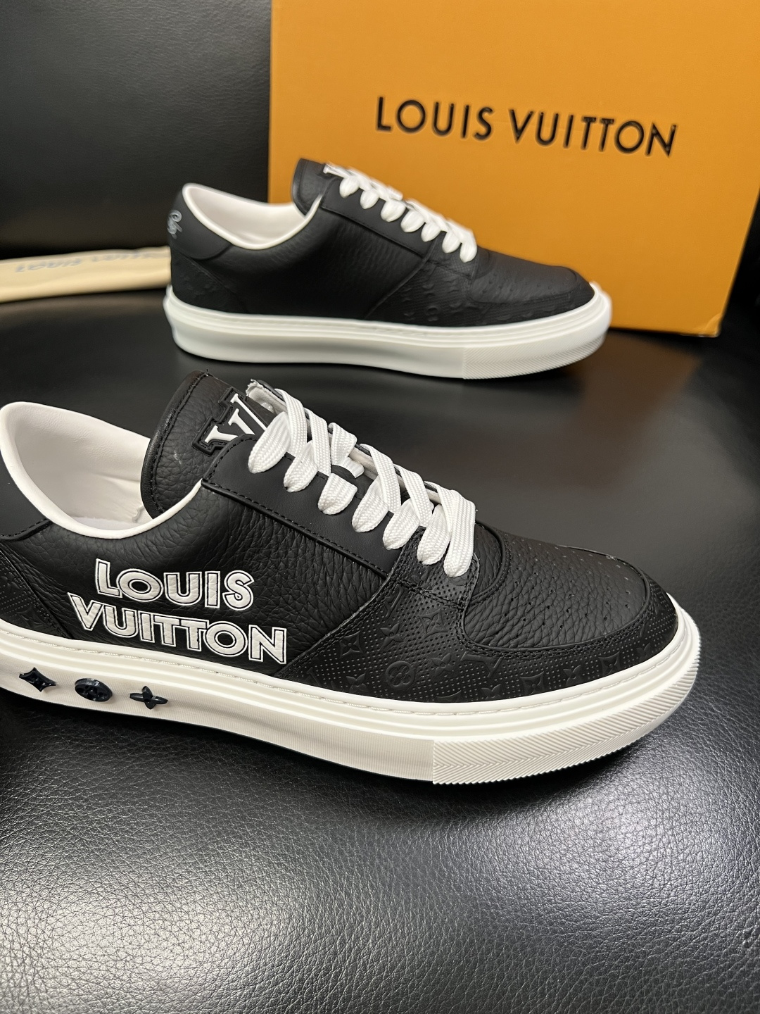 Lv 高品质 顶级工艺品 路易威登，专柜同步原厂配置，鞋面意大利进口，高品质拼接缤纷色彩复杂工艺品，进口