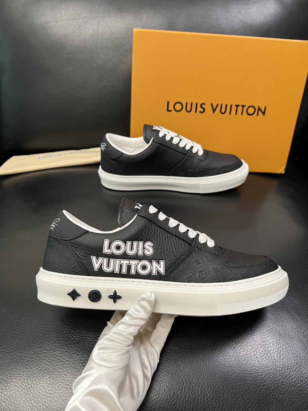 Lv 高品质 顶级工艺品 路易威登，专柜同步原厂配置，鞋面意大利进口，高品质拼接缤纷色彩复杂工艺品，进口