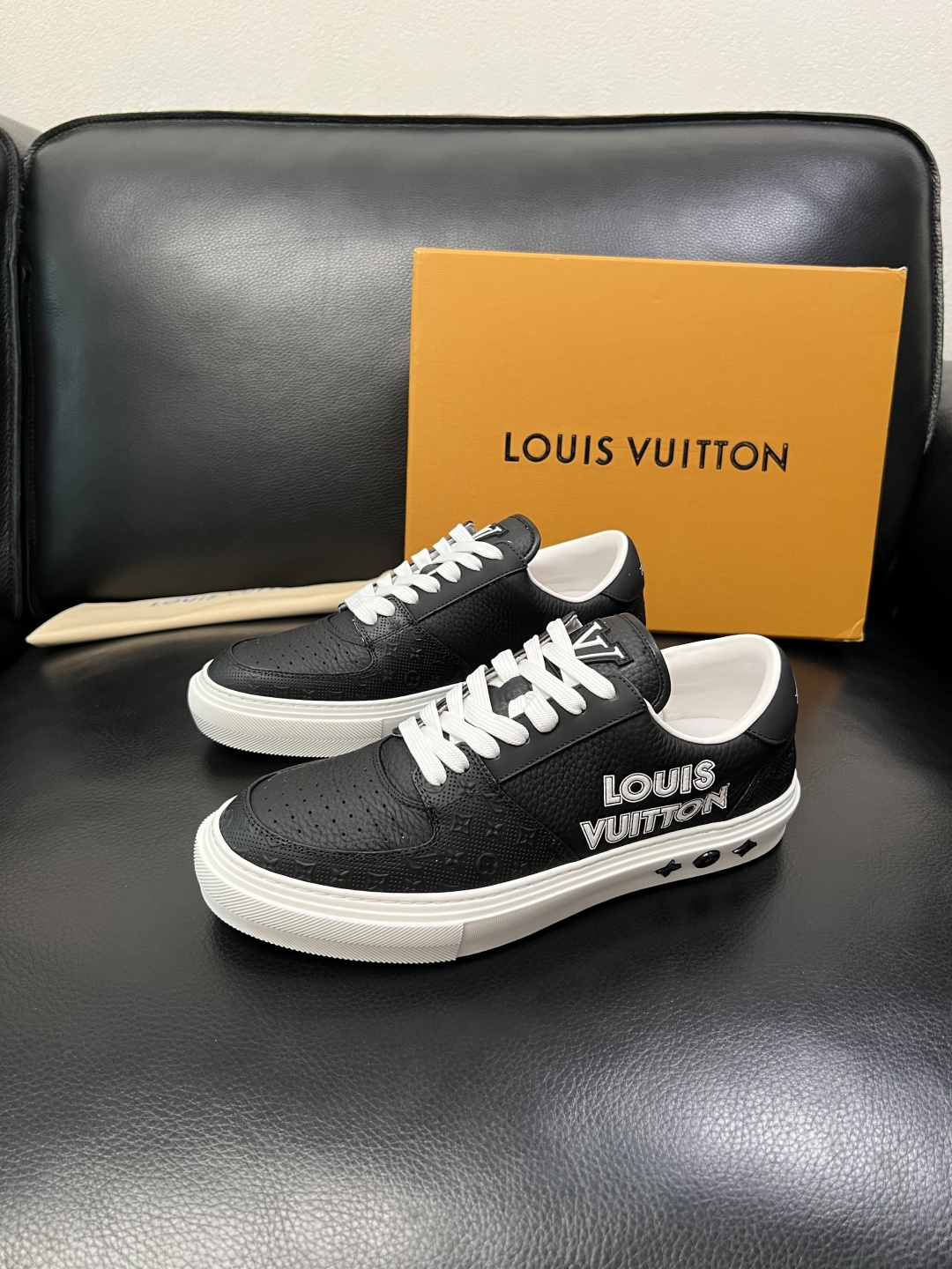 Lv 高品质 顶级工艺品 路易威登，专柜同步原厂配置，鞋面意大利进口，高品质拼接缤纷色彩复杂工艺品，进口