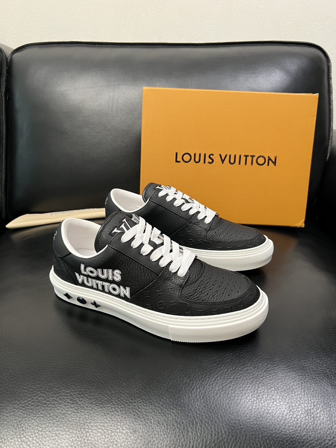 Lv 高品质 顶级工艺品 路易威登，专柜同步原厂配置，鞋面意大利进口，高品质拼接缤纷色彩复杂工艺品，进口