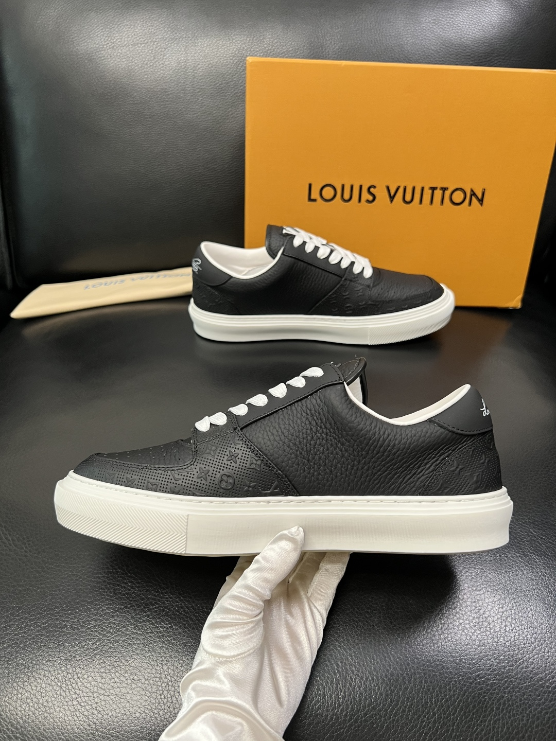 Lv 高品质 顶级工艺品 路易威登，专柜同步原厂配置，鞋面意大利进口，高品质拼接缤纷色彩复杂工艺品，进口