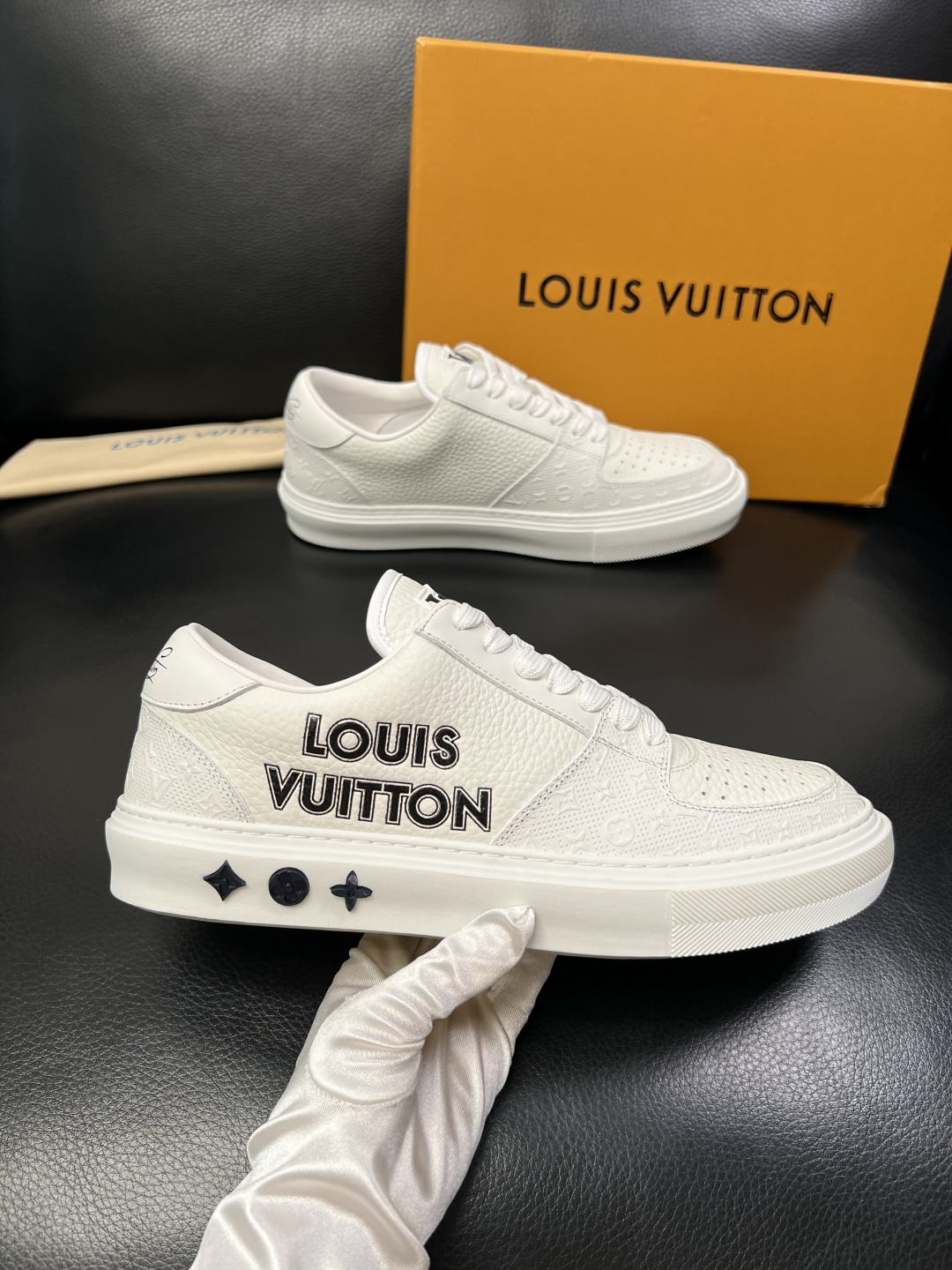 Lv 高品质 顶级工艺品 路易威登，专柜同步原厂配置，鞋面意大利进口，高品质拼接缤纷色彩复杂工艺品，进口