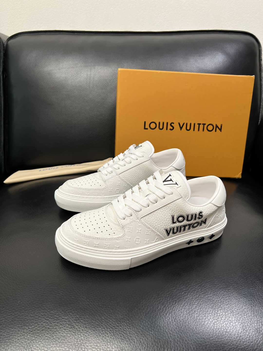 Lv 高品质 顶级工艺品 路易威登，专柜同步原厂配置，鞋面意大利进口，高品质拼接缤纷色彩复杂工艺品，进口