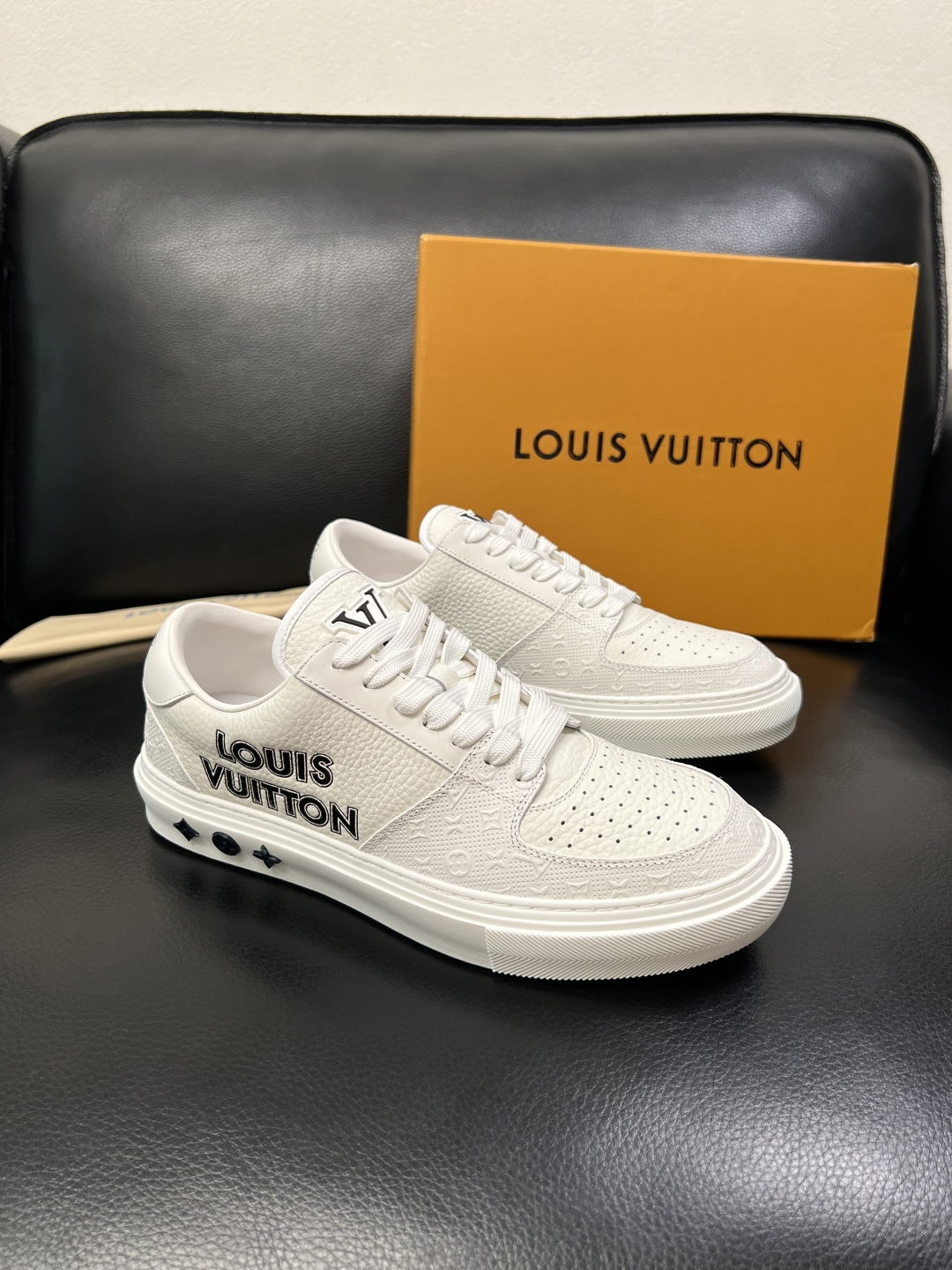 Lv 高品质 顶级工艺品 路易威登，专柜同步原厂配置，鞋面意大利进口，高品质拼接缤纷色彩复杂工艺品，进口