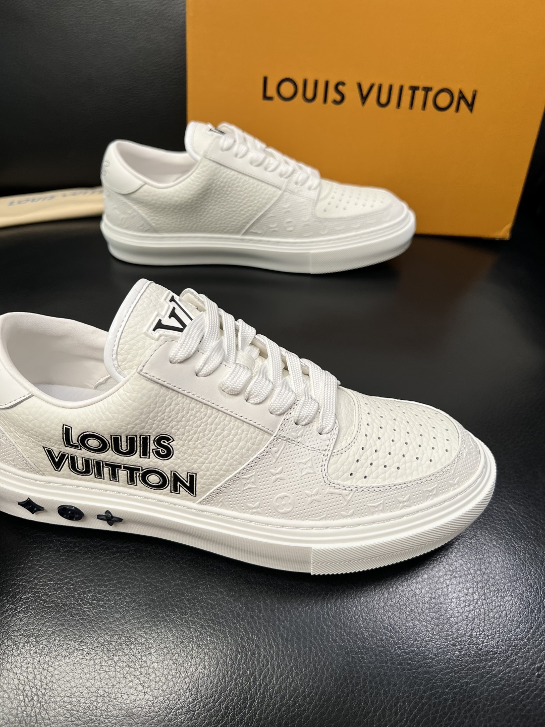 Lv 高品质 顶级工艺品 路易威登，专柜同步原厂配置，鞋面意大利进口，高品质拼接缤纷色彩复杂工艺品，进口