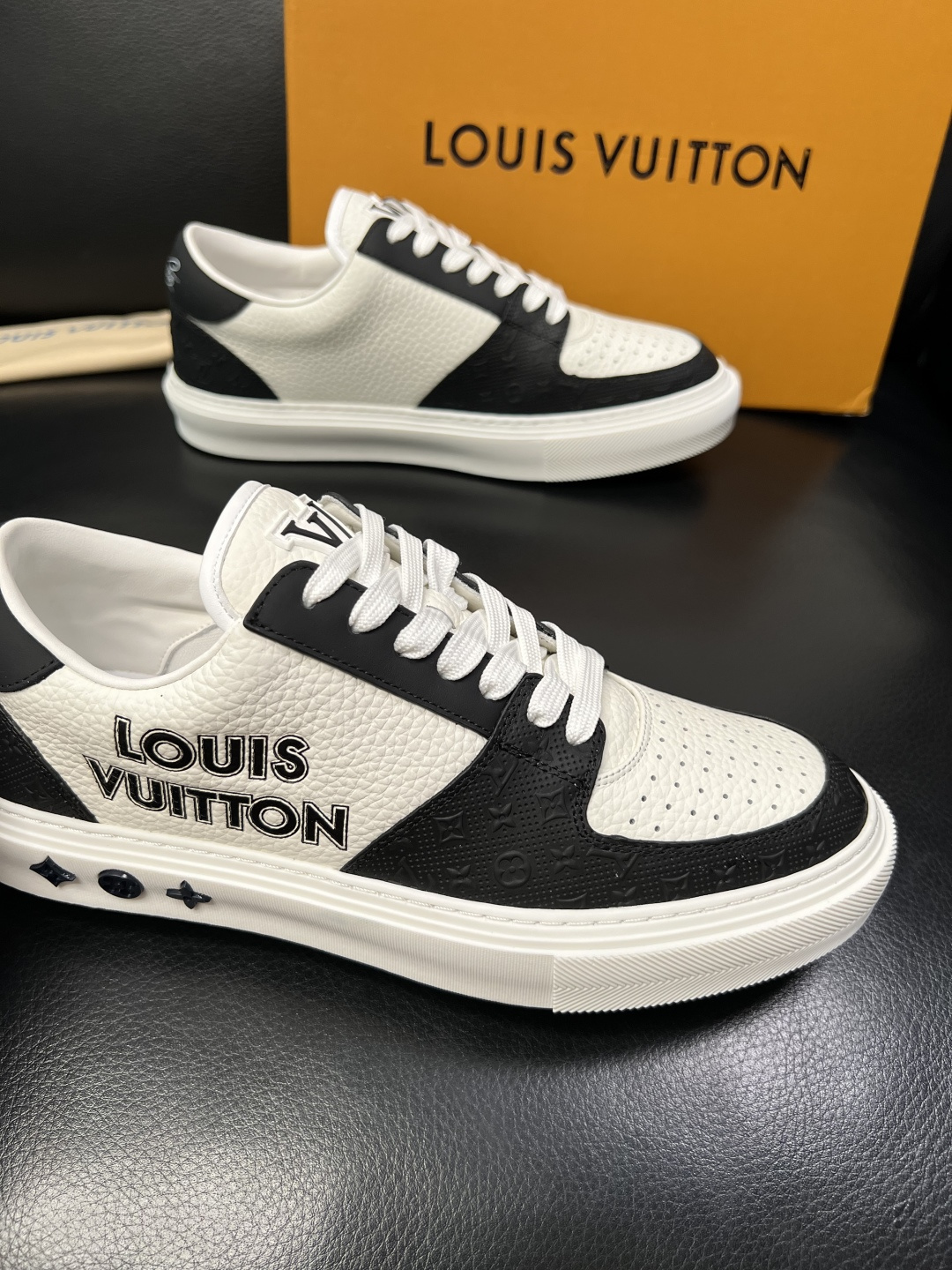 Lv 高品质 顶级工艺品 路易威登，专柜同步原厂配置，鞋面意大利进口，高品质拼接缤纷色彩复杂工艺品，进口