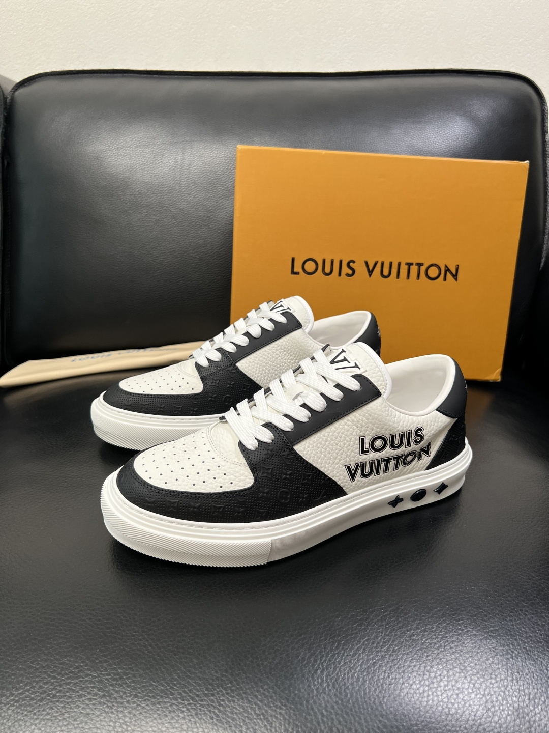 Lv 高品质 顶级工艺品 路易威登，专柜同步原厂配置，鞋面意大利进口，高品质拼接缤纷色彩复杂工艺品，进口