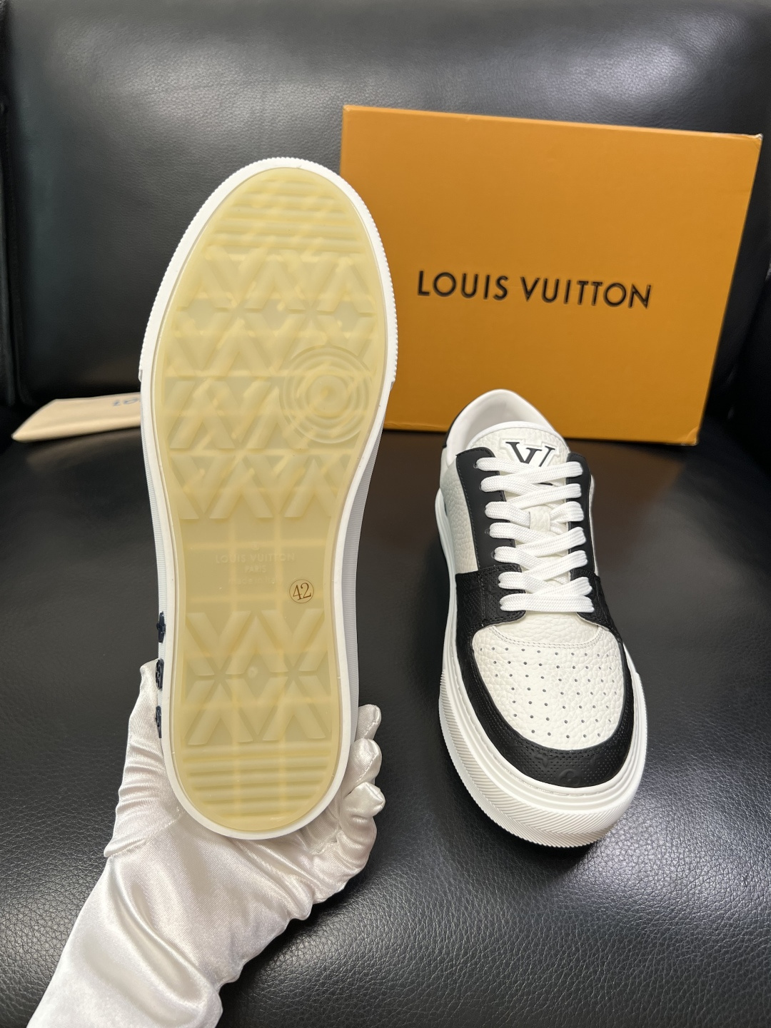 Lv 高品质 顶级工艺品 路易威登，专柜同步原厂配置，鞋面意大利进口，高品质拼接缤纷色彩复杂工艺品，进口