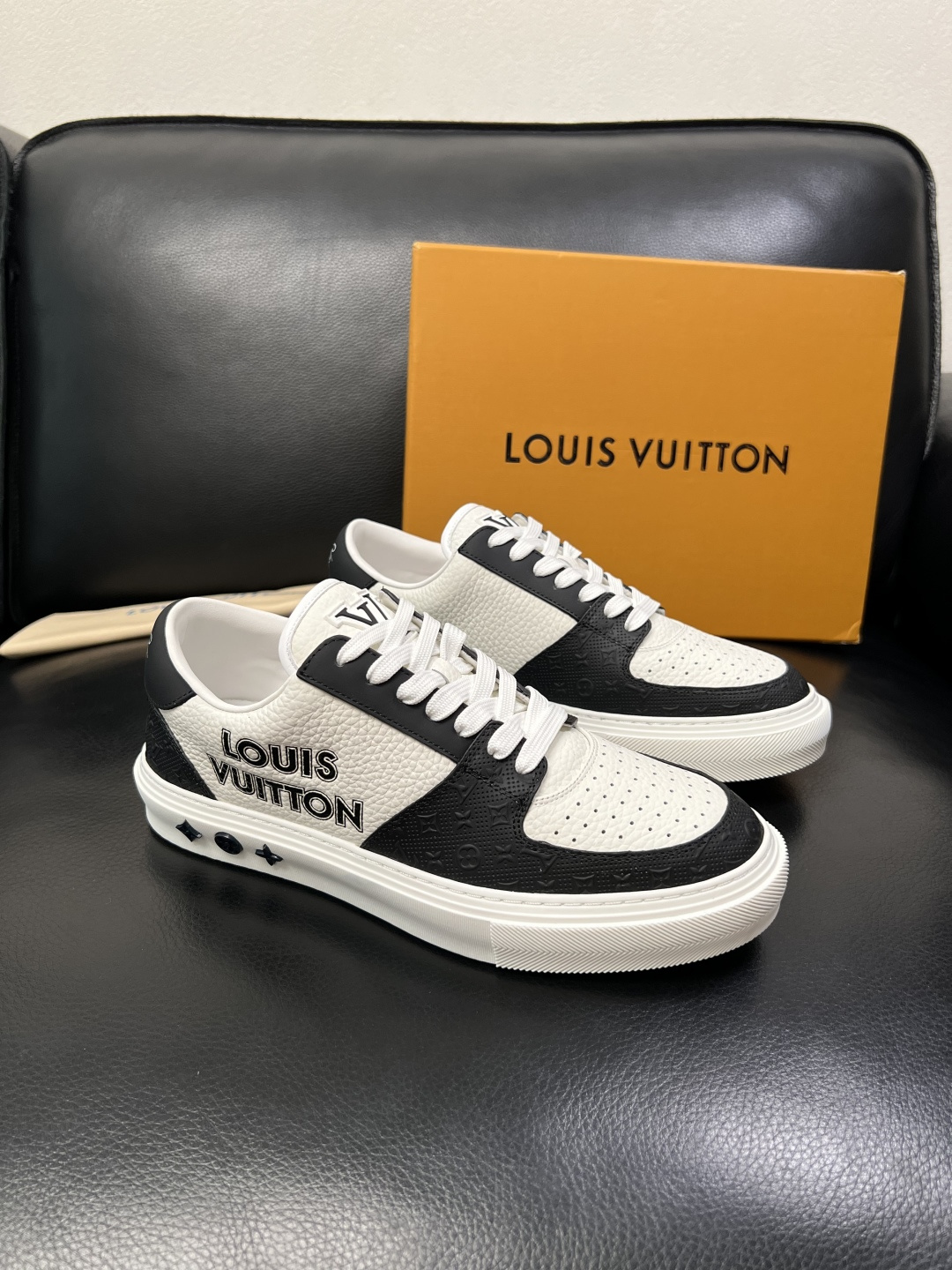 Lv 高品质 顶级工艺品 路易威登，专柜同步原厂配置，鞋面意大利进口，高品质拼接缤纷色彩复杂工艺品，进口