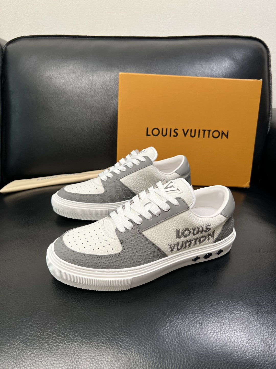 Lv 高品质 顶级工艺品 路易威登，专柜同步原厂配置，鞋面意大利进口，高品质拼接缤纷色彩复杂工艺品，进口