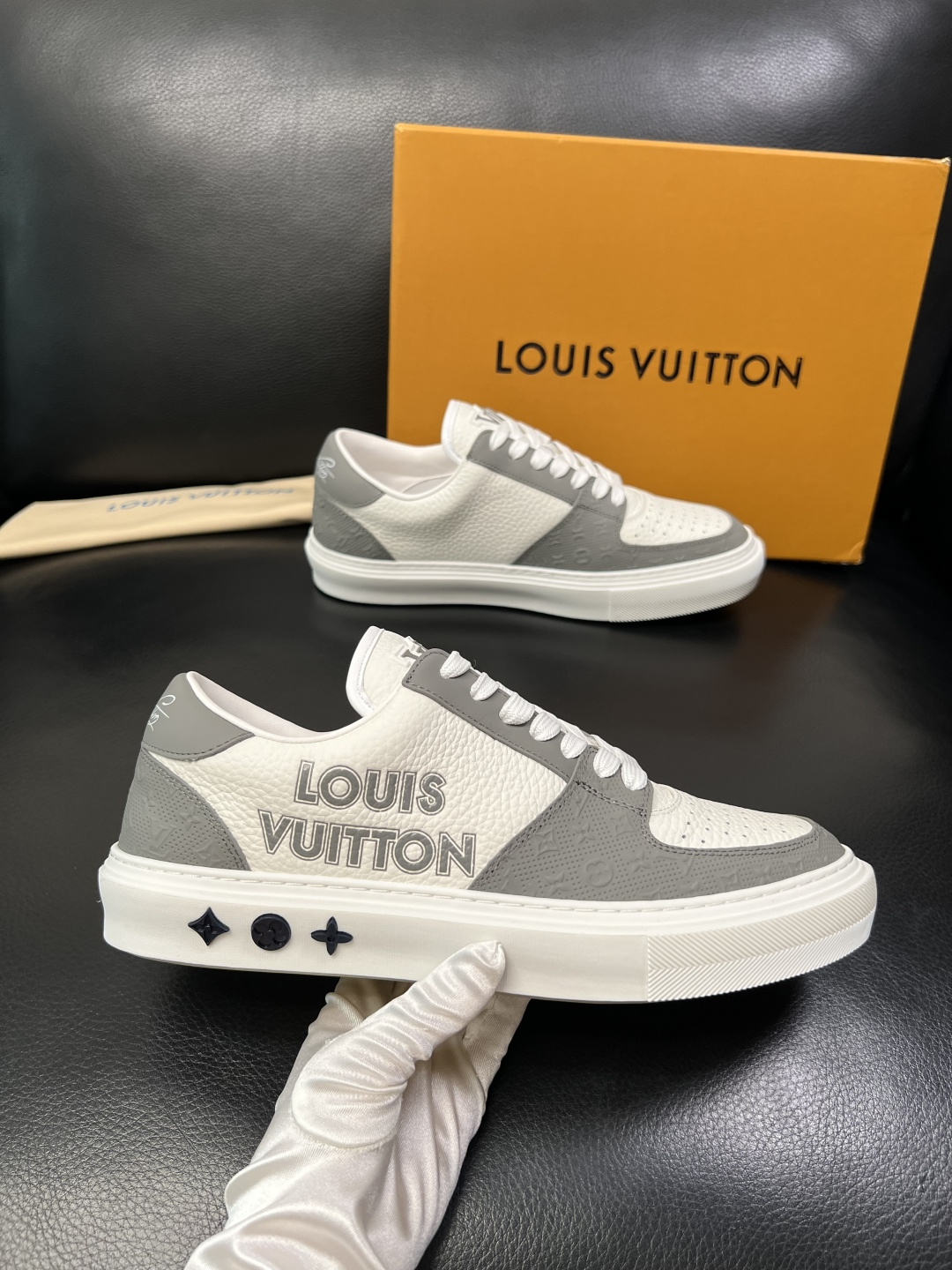 Lv 高品质 顶级工艺品 路易威登，专柜同步原厂配置，鞋面意大利进口，高品质拼接缤纷色彩复杂工艺品，进口