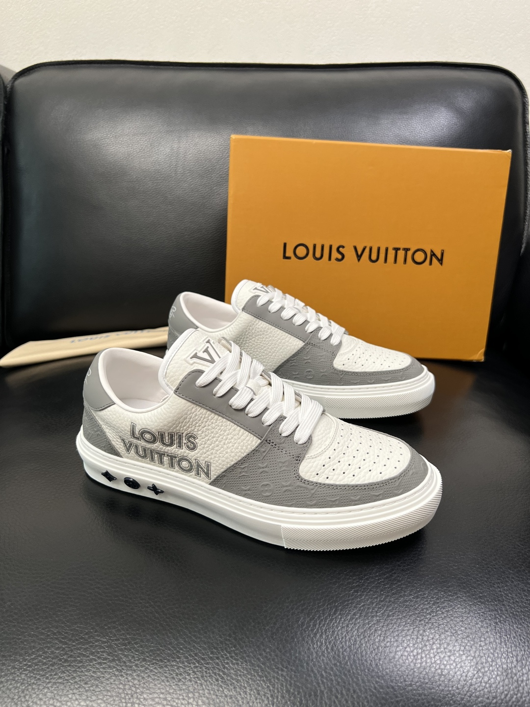 Lv 高品质 顶级工艺品 路易威登，专柜同步原厂配置，鞋面意大利进口，高品质拼接缤纷色彩复杂工艺品，进口