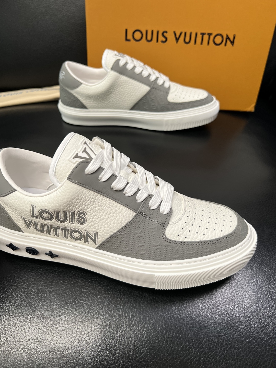 Lv 高品质 顶级工艺品 路易威登，专柜同步原厂配置，鞋面意大利进口，高品质拼接缤纷色彩复杂工艺品，进口