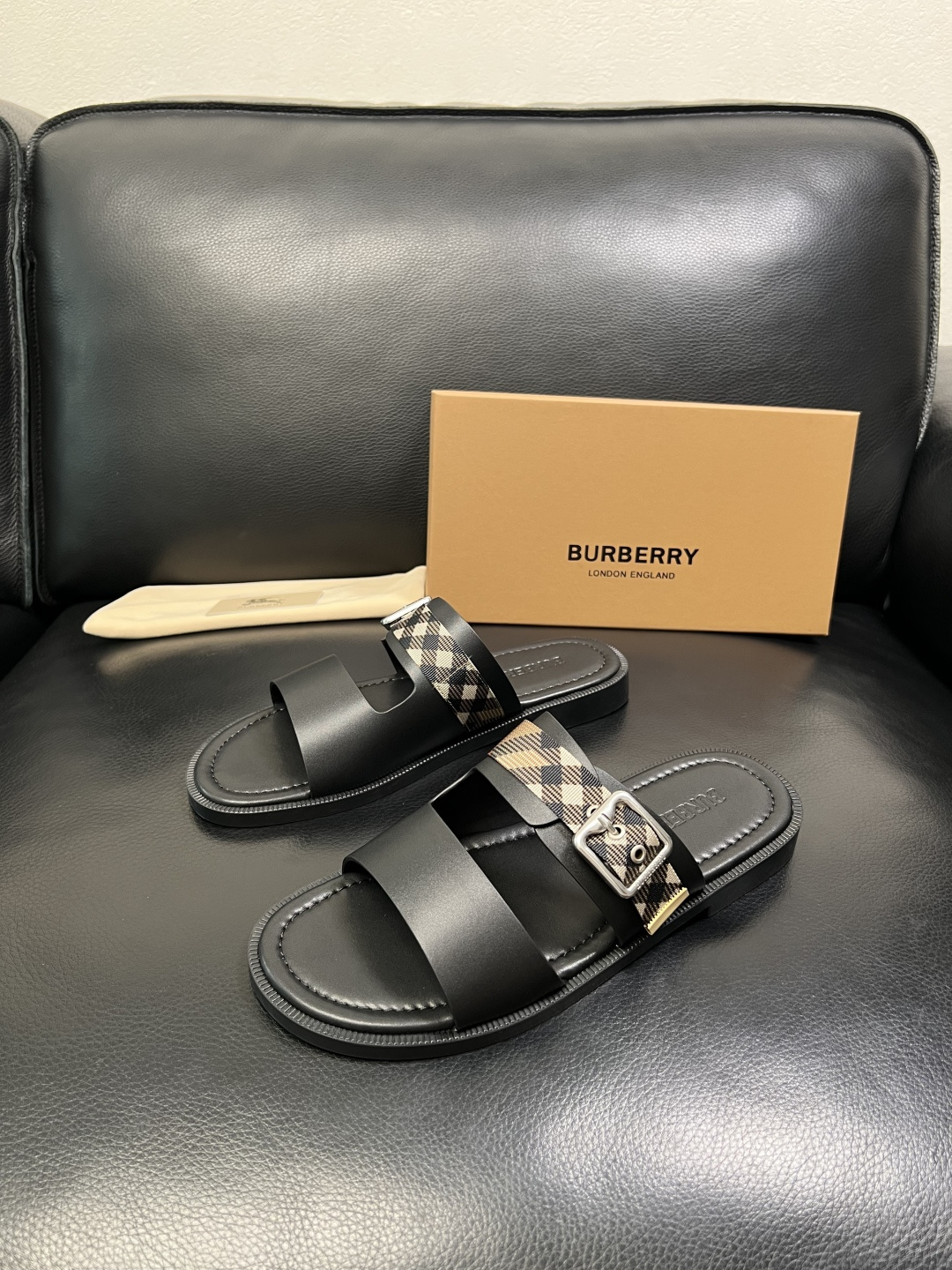 BURBERRY 顶级工艺品 巴宝莉 拖鞋专柜同步，原厂配置意大利进口牛皮面料，高品质复杂拼接工艺，进口