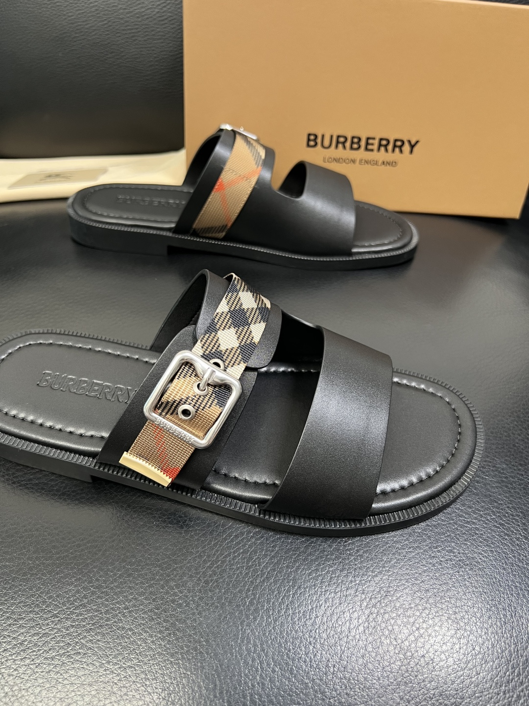 BURBERRY 顶级工艺品 巴宝莉 拖鞋专柜同步，原厂配置意大利进口牛皮面料，高品质复杂拼接工艺，进口