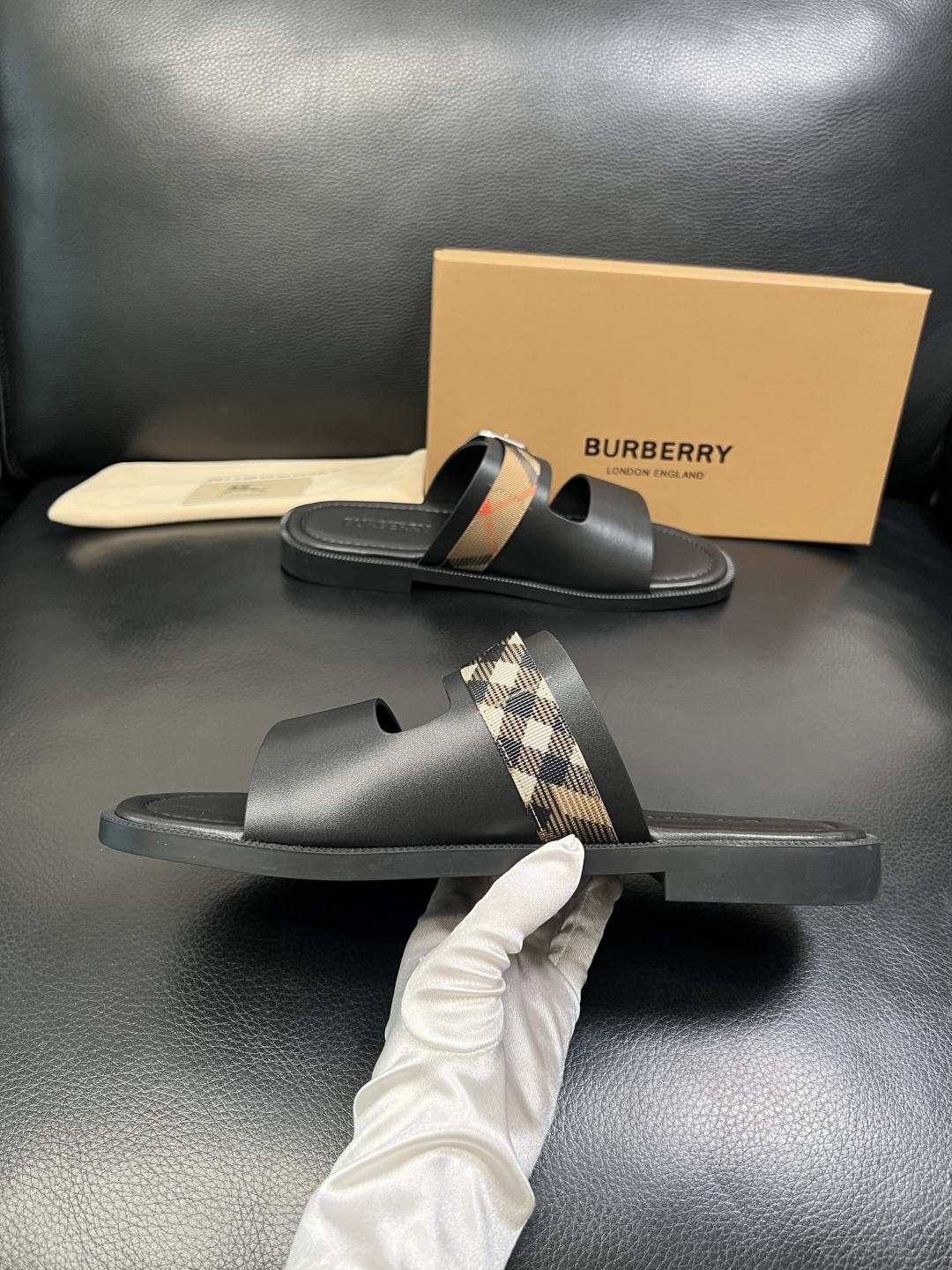 BURBERRY 顶级工艺品 巴宝莉 拖鞋专柜同步，原厂配置意大利进口牛皮面料，高品质复杂拼接工艺，进口