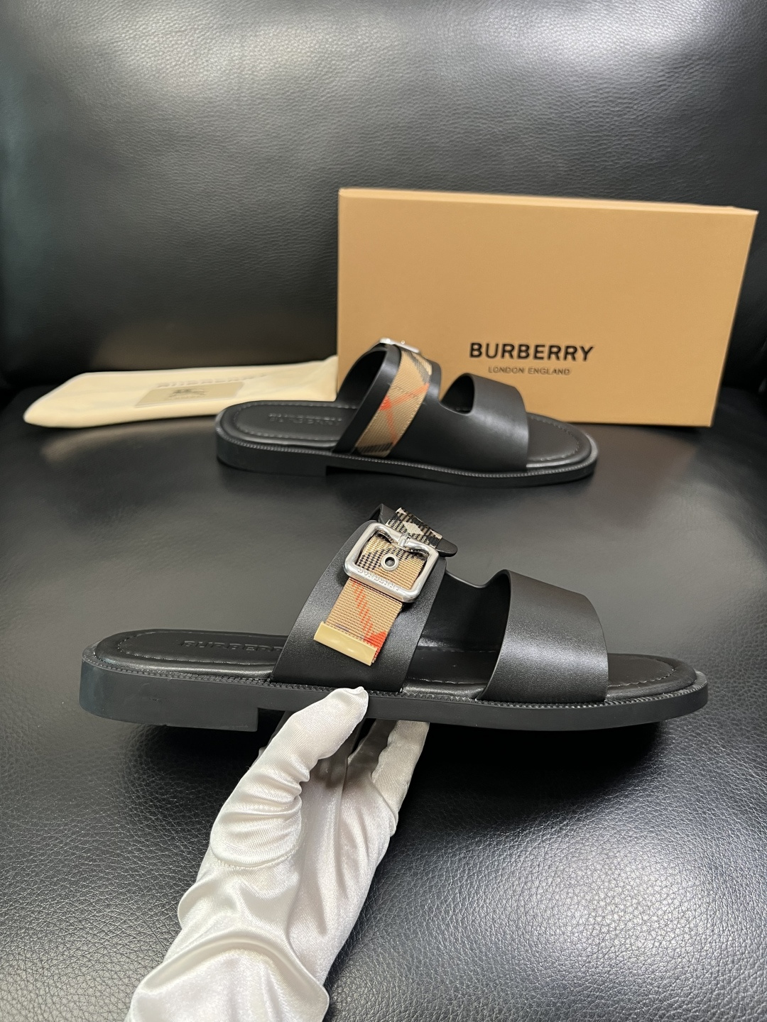 BURBERRY 顶级工艺品 巴宝莉 拖鞋专柜同步，原厂配置意大利进口牛皮面料，高品质复杂拼接工艺，进口