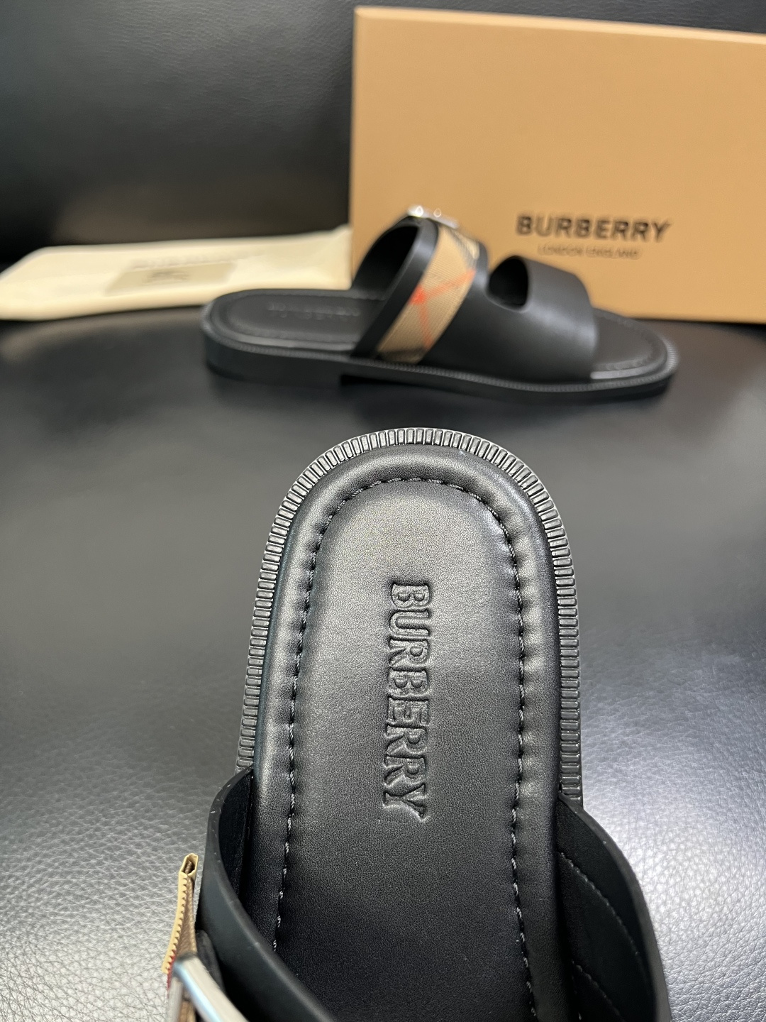 BURBERRY 顶级工艺品 巴宝莉 拖鞋专柜同步，原厂配置意大利进口牛皮面料，高品质复杂拼接工艺，进口