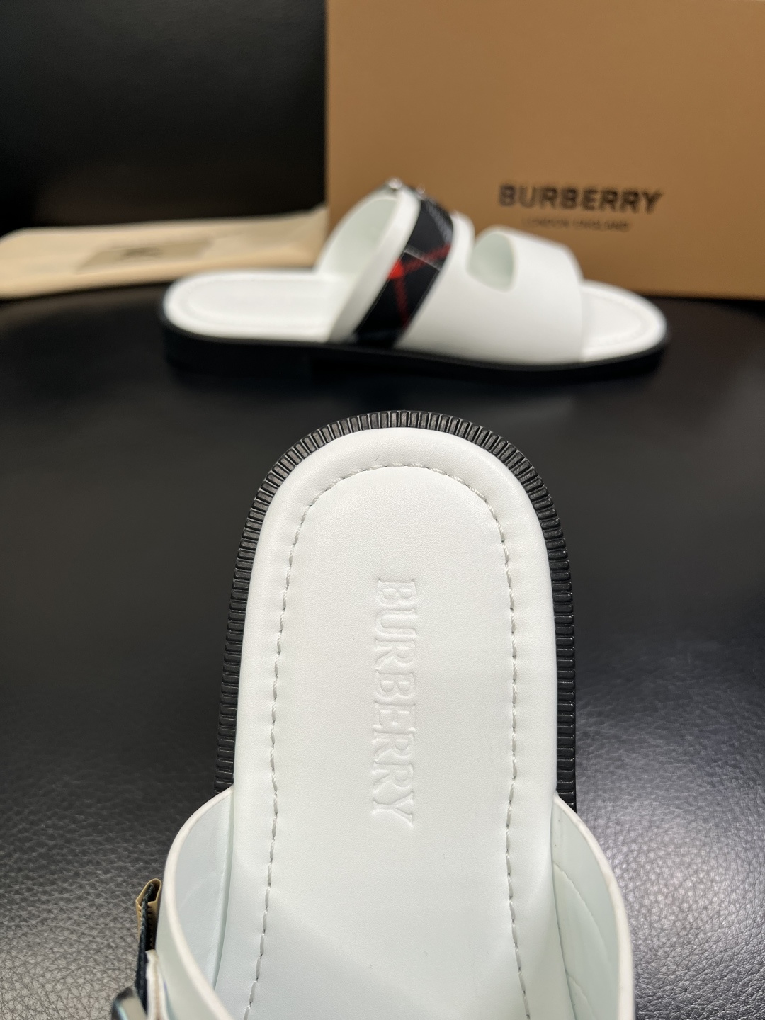 BURBERRY 顶级工艺品 巴宝莉 拖鞋专柜同步，原厂配置意大利进口牛皮面料，高品质复杂拼接工艺，进口