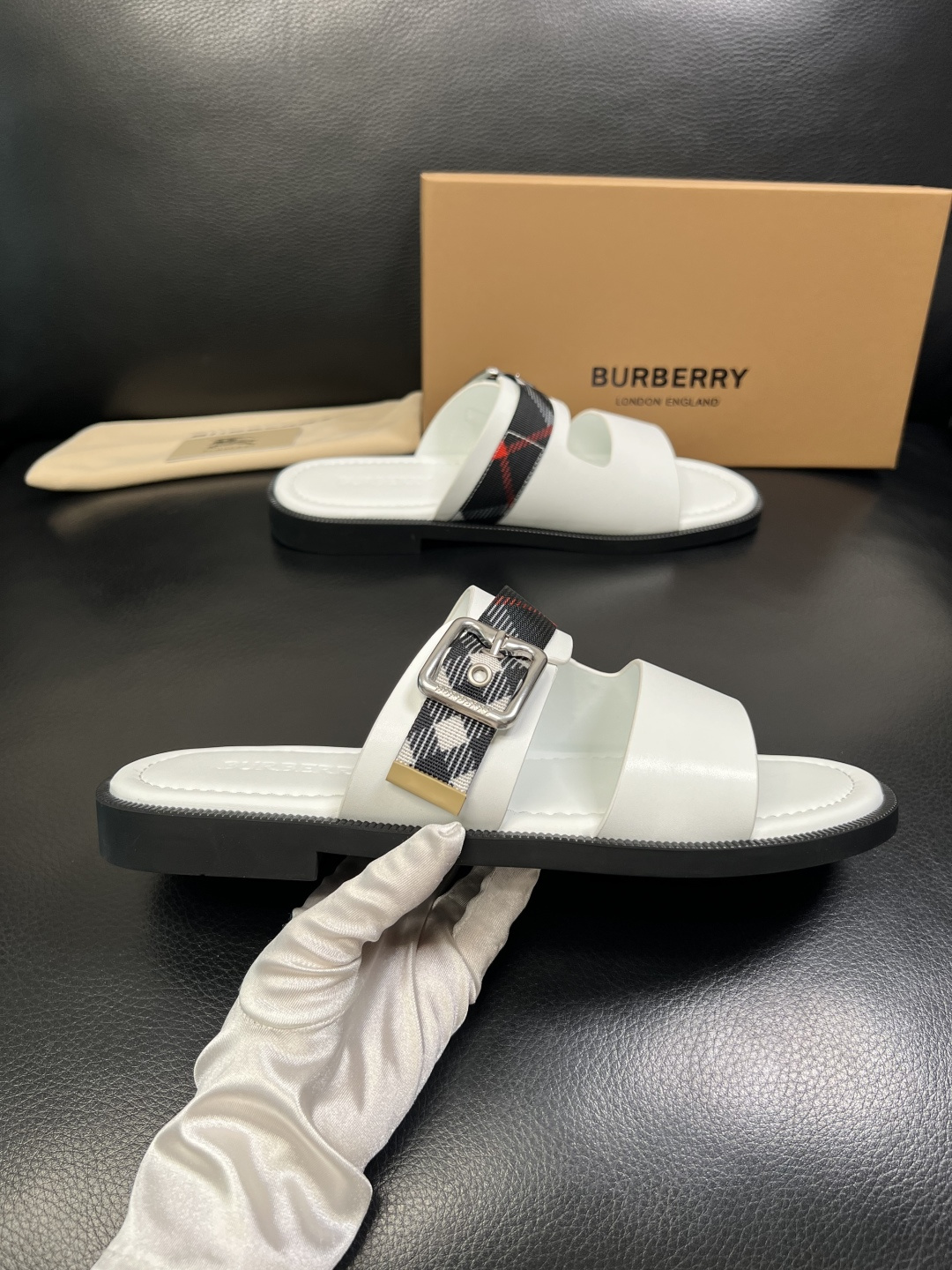 BURBERRY 顶级工艺品 巴宝莉 拖鞋专柜同步，原厂配置意大利进口牛皮面料，高品质复杂拼接工艺，进口