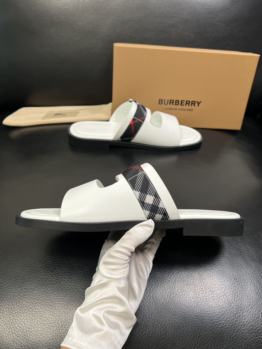 BURBERRY 顶级工艺品 巴宝莉 拖鞋专柜同步，原厂配置意大利进口牛皮面料，高品质复杂拼接工艺，进口
