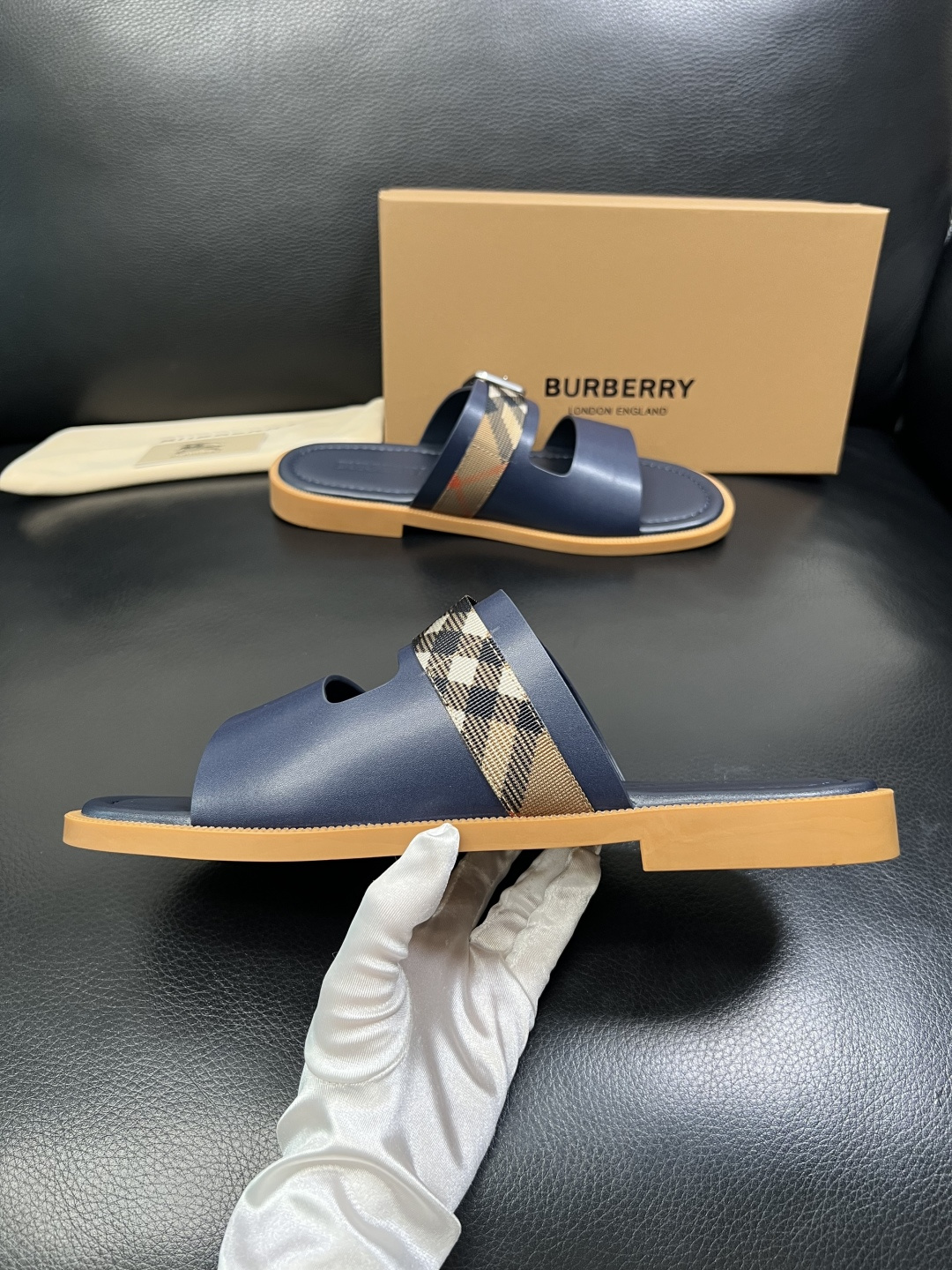 BURBERRY 顶级工艺品 巴宝莉 拖鞋专柜同步，原厂配置意大利进口牛皮面料，高品质复杂拼接工艺，进口