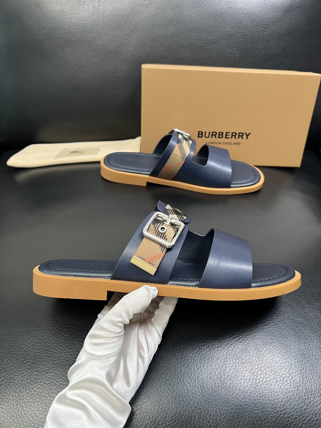 BURBERRY 顶级工艺品 巴宝莉 拖鞋专柜同步，原厂配置意大利进口牛皮面料，高品质复杂拼接工艺，进口