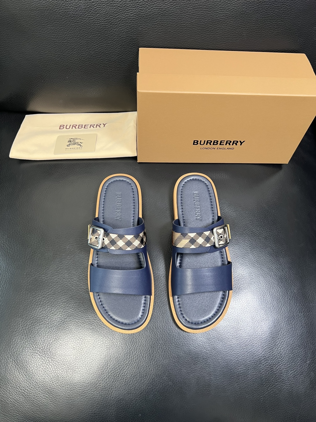 BURBERRY 顶级工艺品 巴宝莉 拖鞋专柜同步，原厂配置意大利进口牛皮面料，高品质复杂拼接工艺，进口