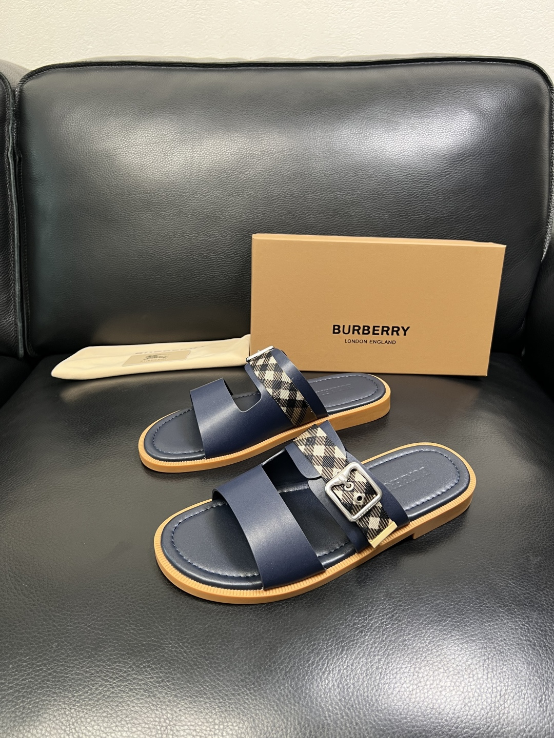 BURBERRY 顶级工艺品 巴宝莉 拖鞋专柜同步，原厂配置意大利进口牛皮面料，高品质复杂拼接工艺，进口