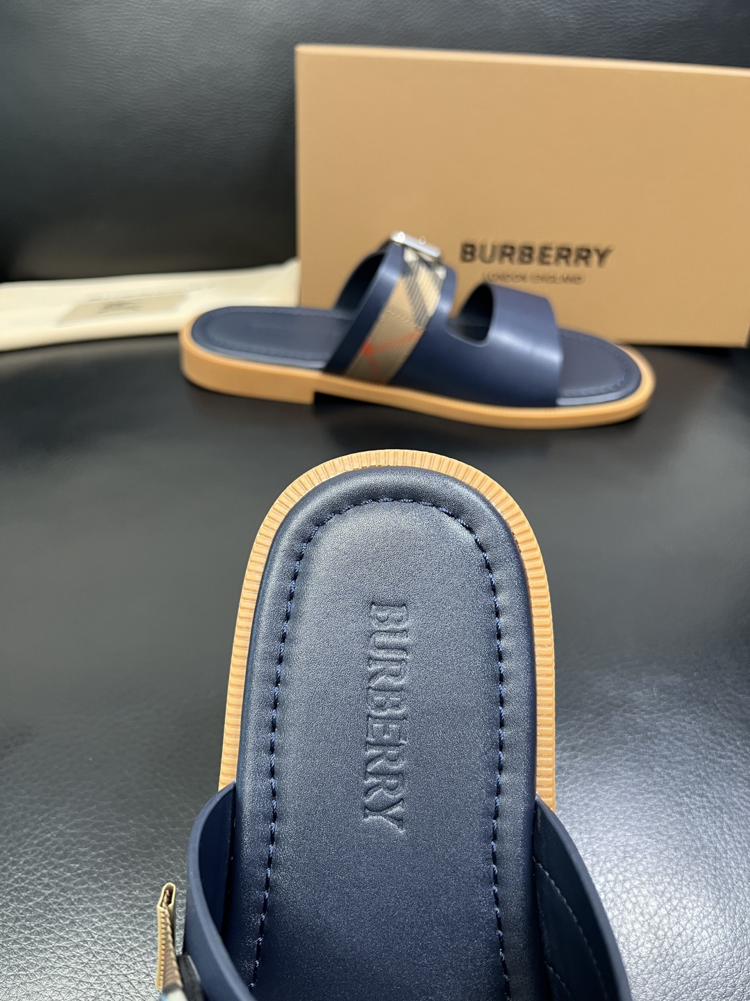 BURBERRY 顶级工艺品 巴宝莉 拖鞋专柜同步，原厂配置意大利进口牛皮面料，高品质复杂拼接工艺，进口