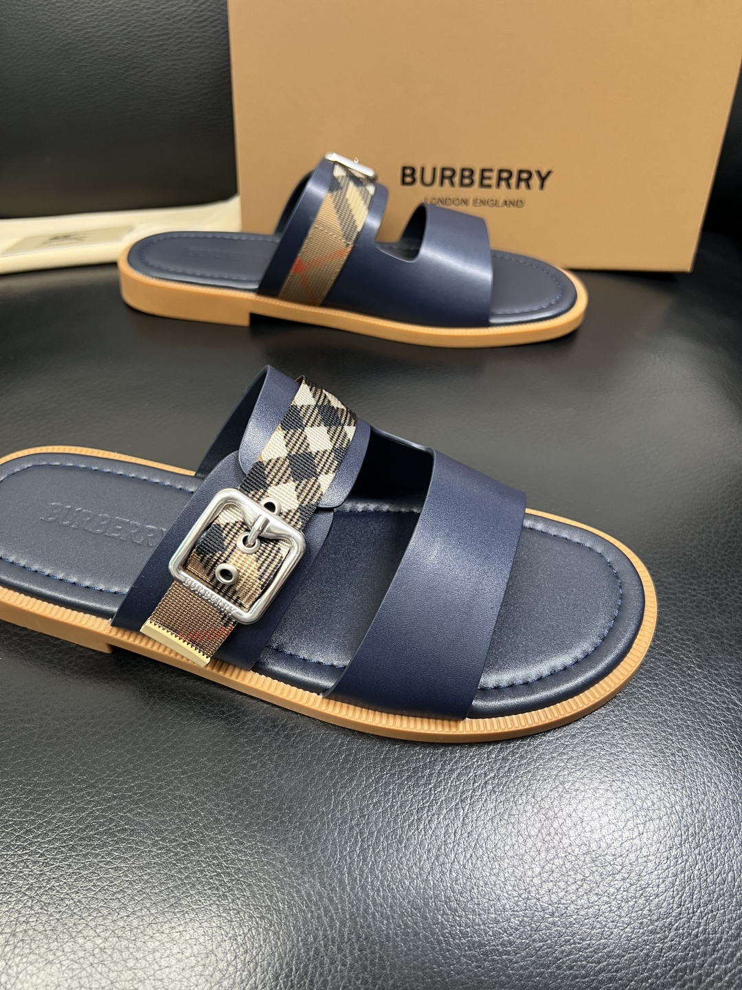 BURBERRY 顶级工艺品 巴宝莉 拖鞋专柜同步，原厂配置意大利进口牛皮面料，高品质复杂拼接工艺，进口