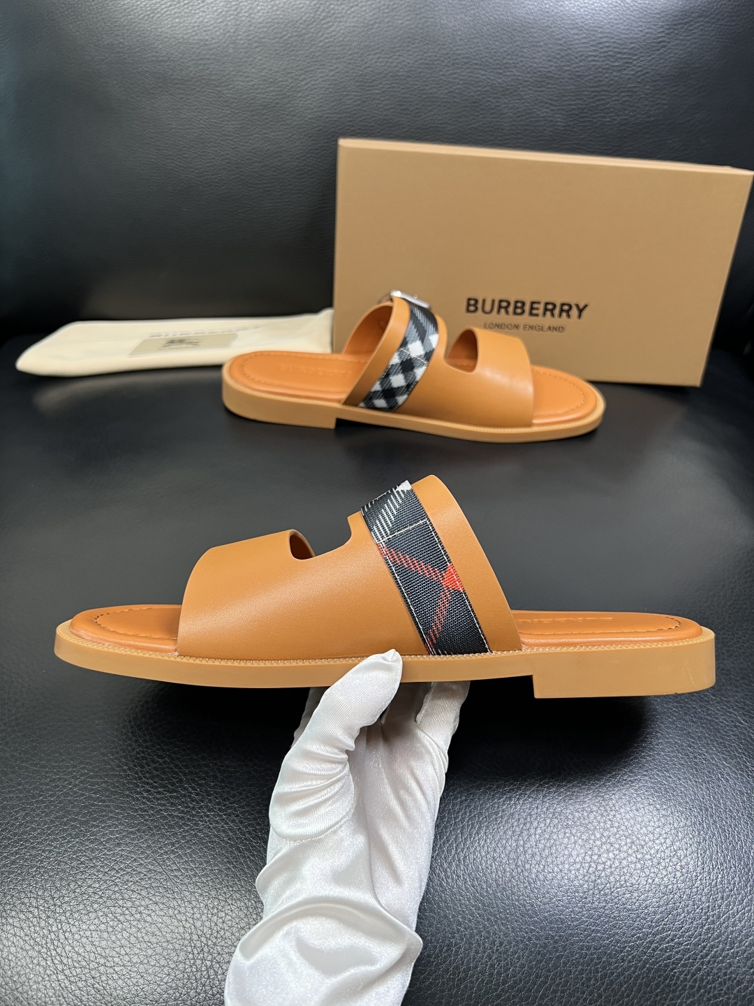 BURBERRY 顶级工艺品 巴宝莉 拖鞋专柜同步，原厂配置意大利进口牛皮面料，高品质复杂拼接工艺，进口