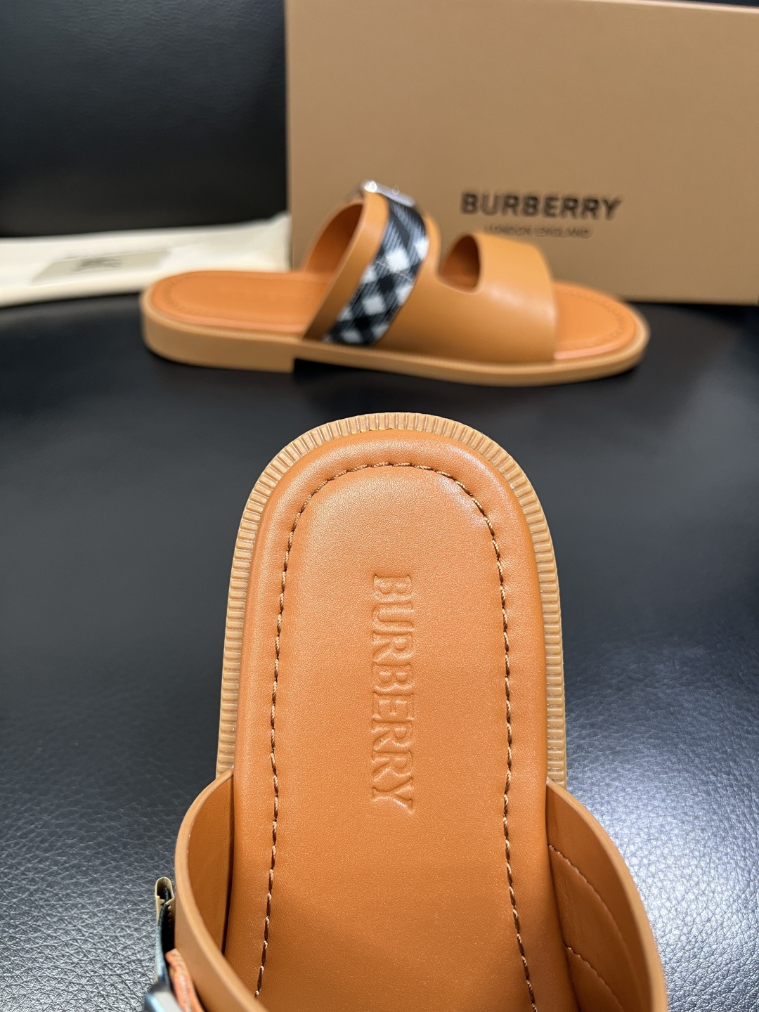 BURBERRY 顶级工艺品 巴宝莉 拖鞋专柜同步，原厂配置意大利进口牛皮面料，高品质复杂拼接工艺，进口