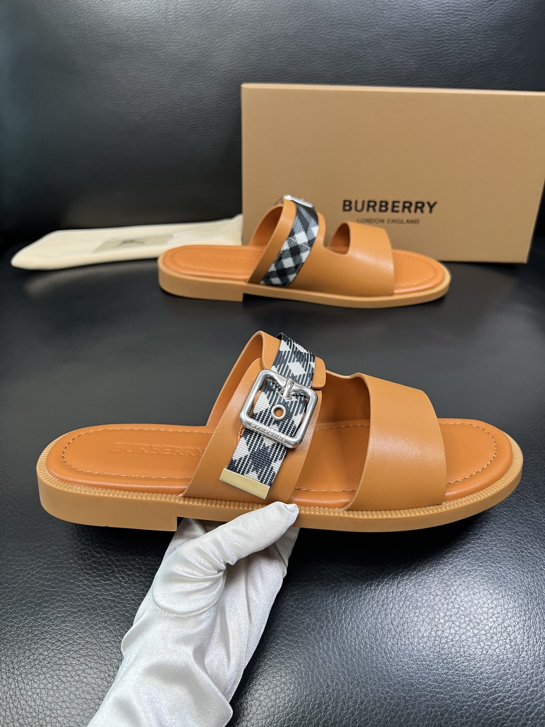 BURBERRY 顶级工艺品 巴宝莉 拖鞋专柜同步，原厂配置意大利进口牛皮面料，高品质复杂拼接工艺，进口