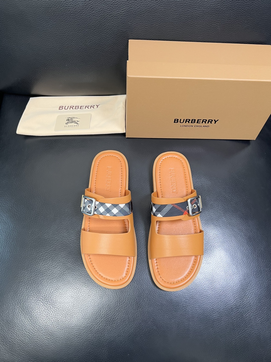 BURBERRY 顶级工艺品 巴宝莉 拖鞋专柜同步，原厂配置意大利进口牛皮面料，高品质复杂拼接工艺，进口