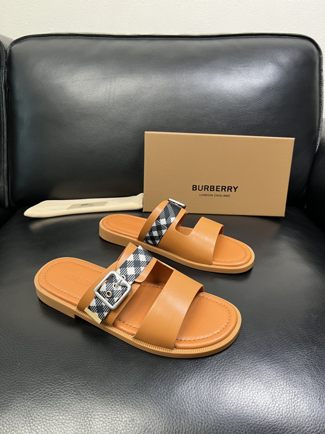 BURBERRY 顶级工艺品 巴宝莉 拖鞋专柜同步，原厂配置意大利进口牛皮面料，高品质复杂拼接工艺，进口