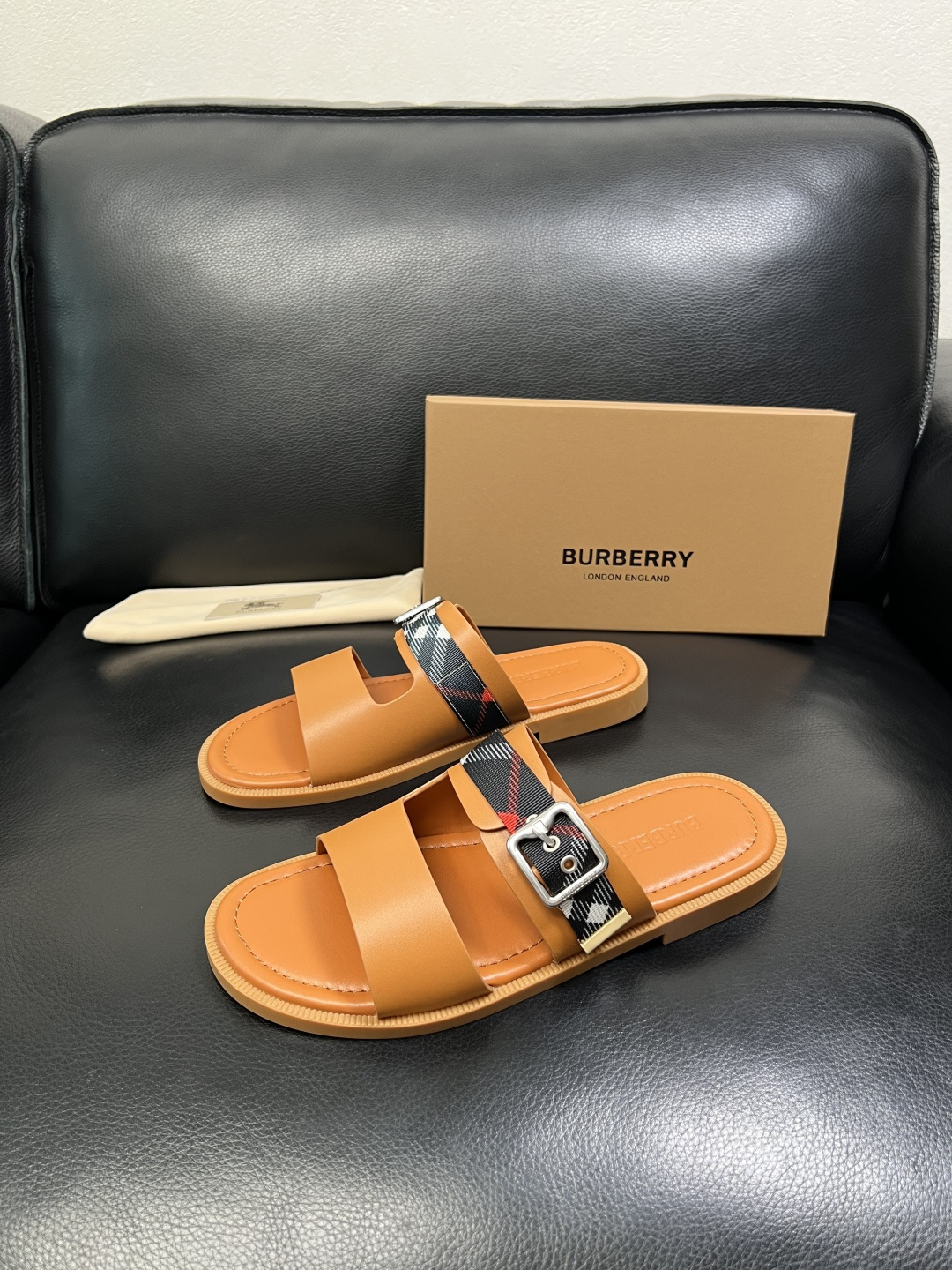 BURBERRY 顶级工艺品 巴宝莉 拖鞋专柜同步，原厂配置意大利进口牛皮面料，高品质复杂拼接工艺，进口