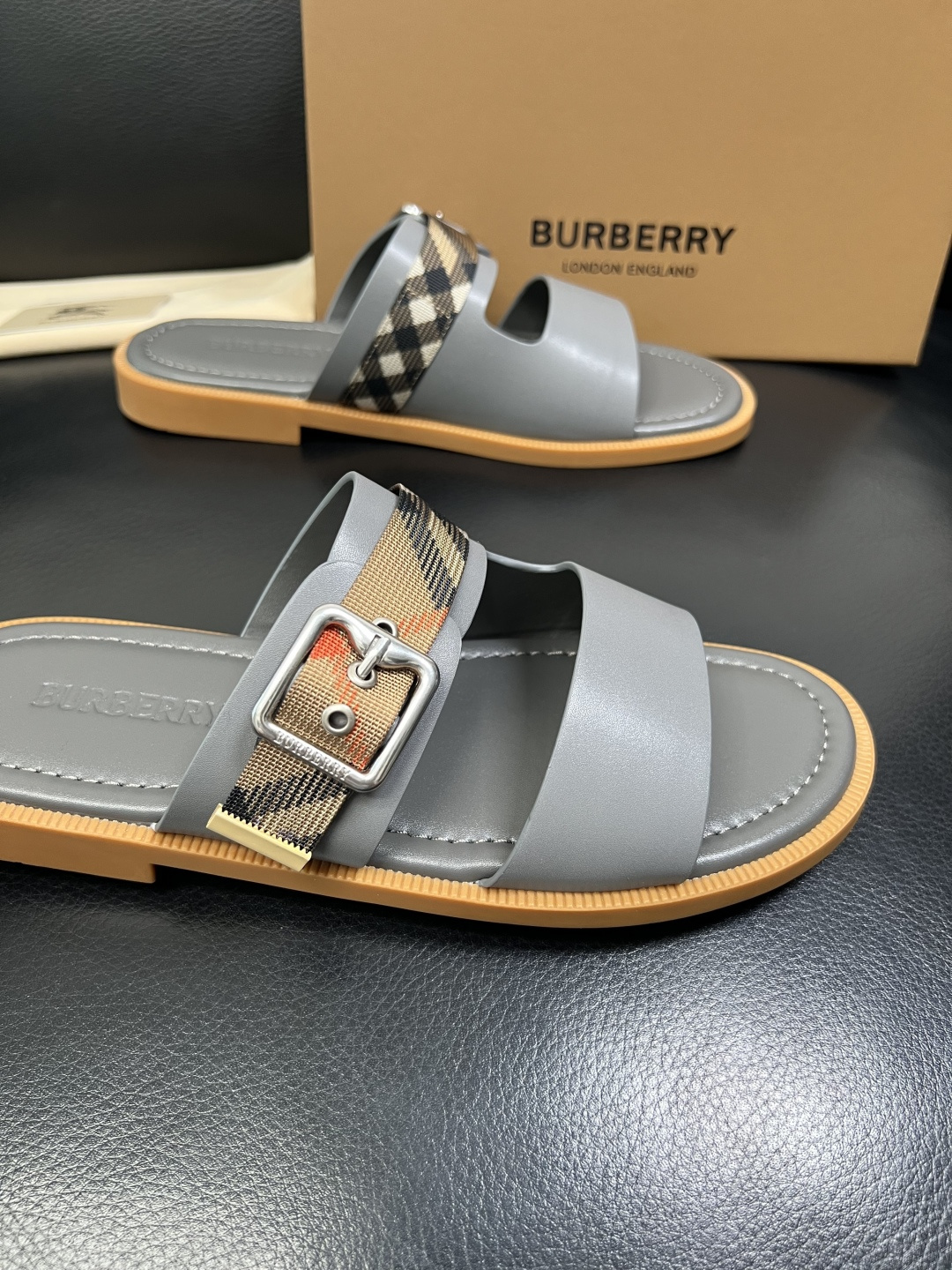 BURBERRY 顶级工艺品 巴宝莉 拖鞋专柜同步，原厂配置意大利进口牛皮面料，高品质复杂拼接工艺，进口