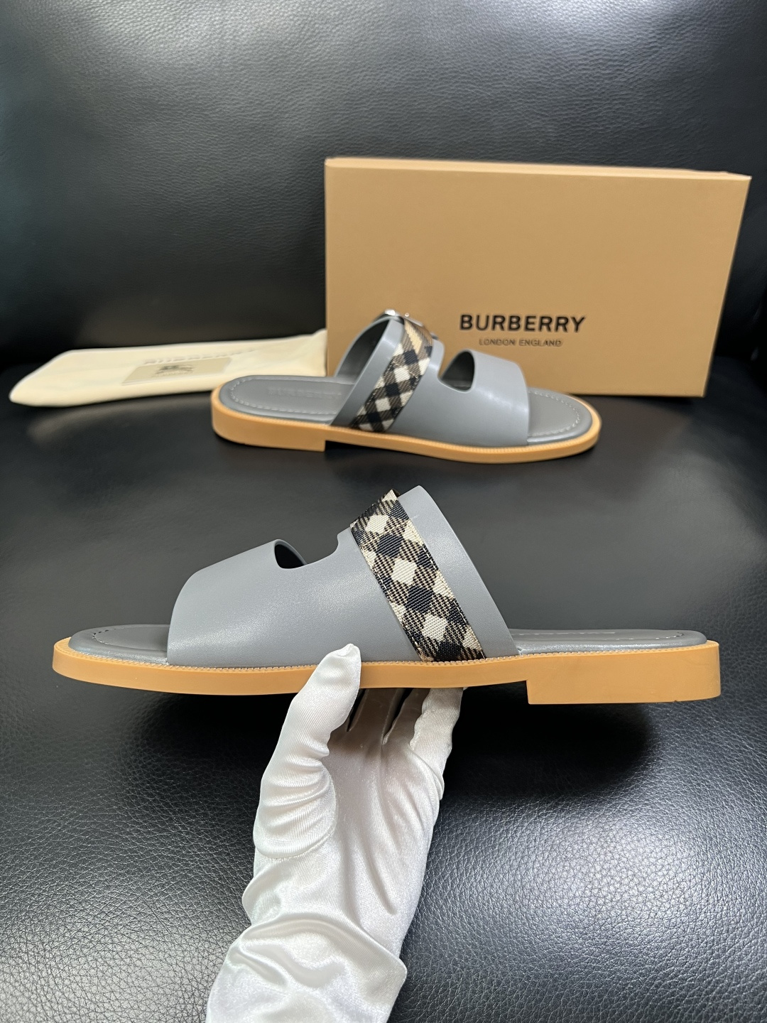 BURBERRY 顶级工艺品 巴宝莉 拖鞋专柜同步，原厂配置意大利进口牛皮面料，高品质复杂拼接工艺，进口